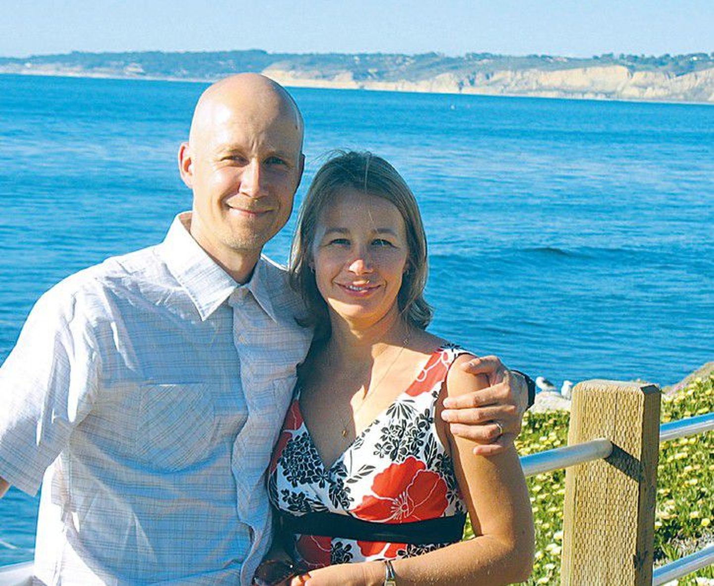 Тамбет Теэсалу, открывший новый метод лечения рака, с супругой Силле на побережье в Санта-Барбаре.