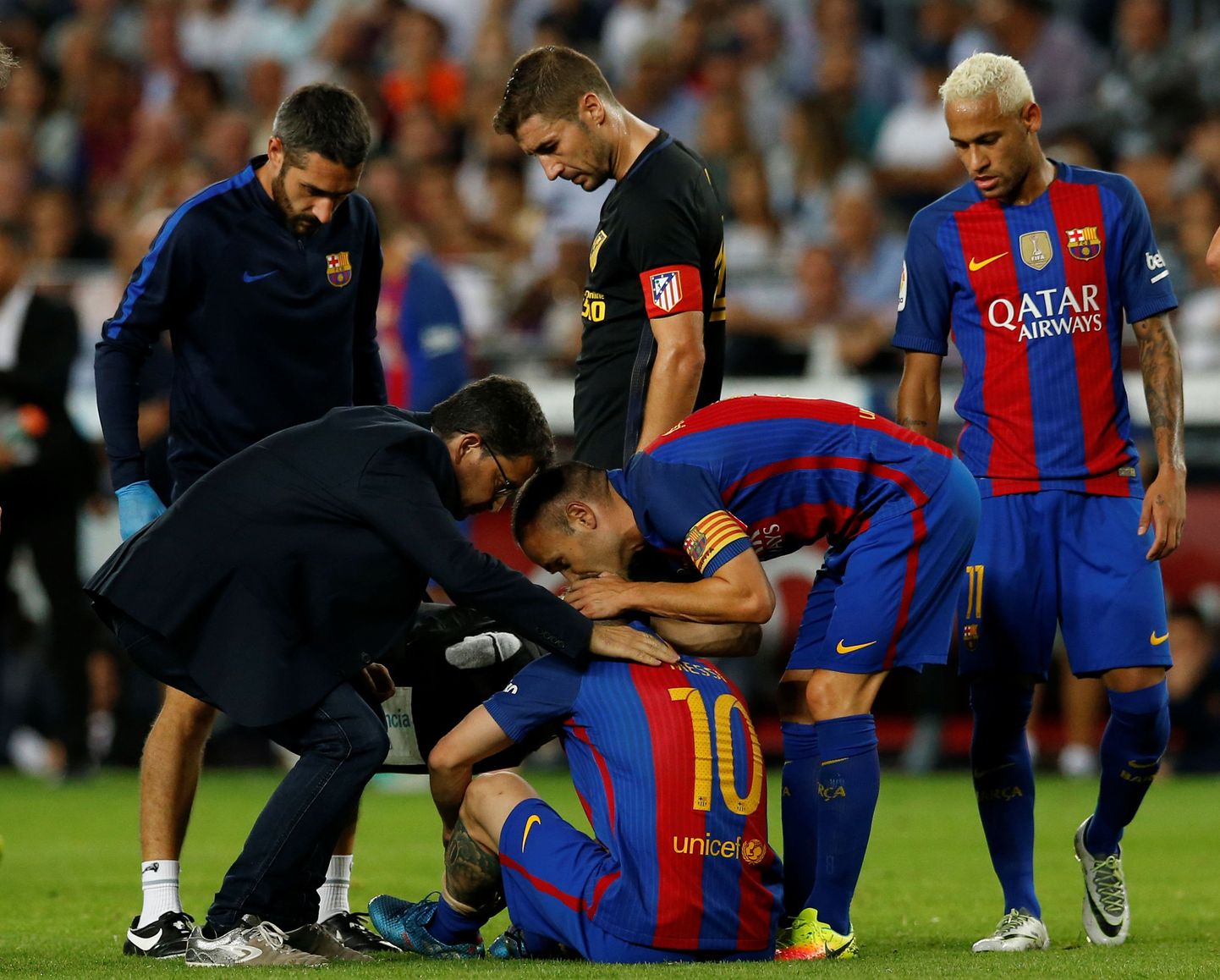 Kaaslased vigastatud Lionel Messit lohutamas.