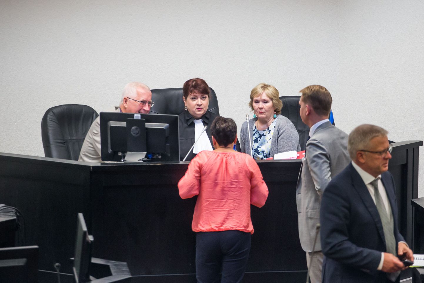 Судебный процесс над Эдгаром Сависааром. Судья Анне Ребане на фото в центре.