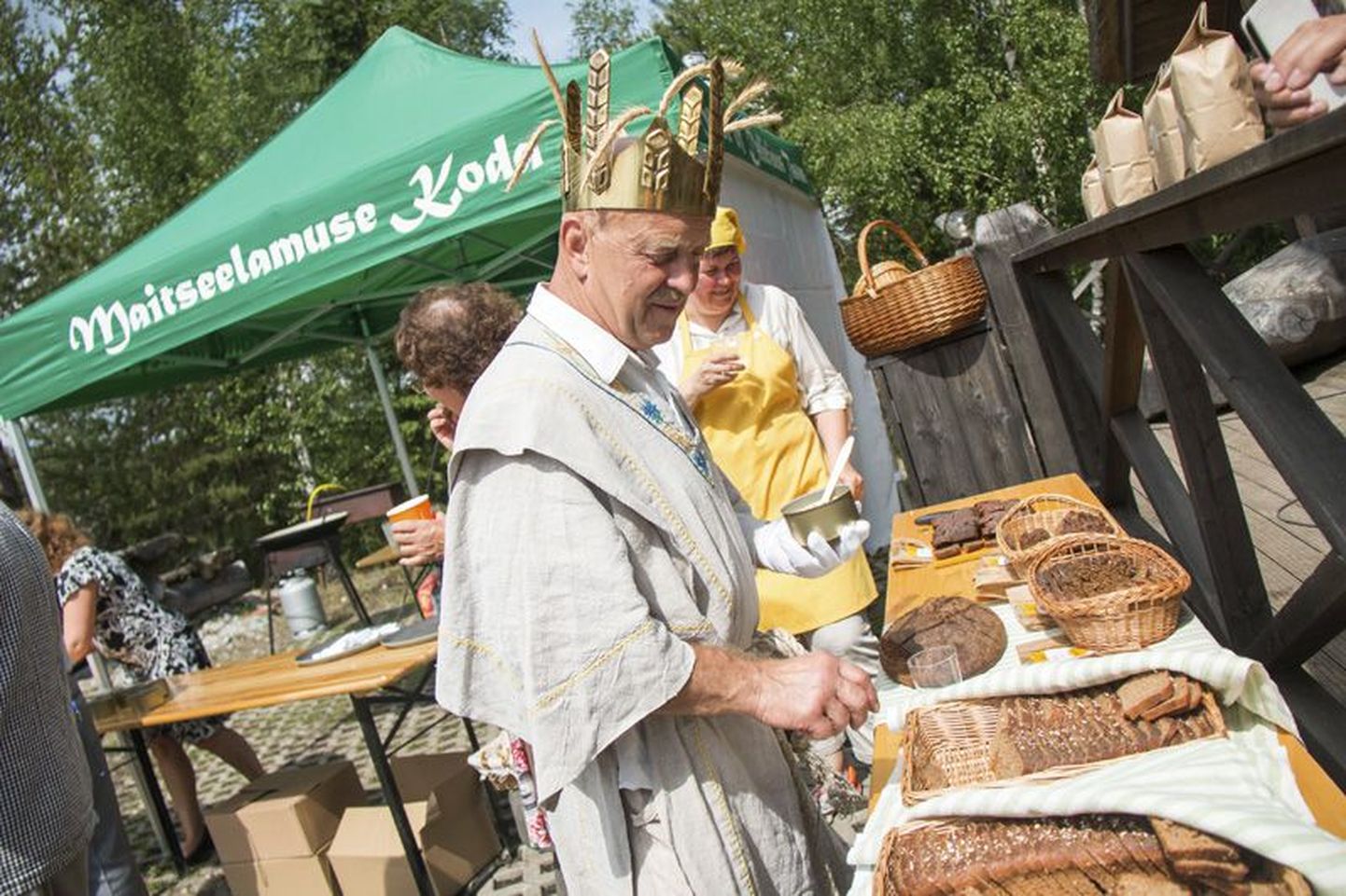 Rukkikuningas Hans Kruusamägi (vasakul) kutsub juuni alguses traditsiooniliselt rahva kokku ja tähistab siis rukkipäeva. Nii ka eile.