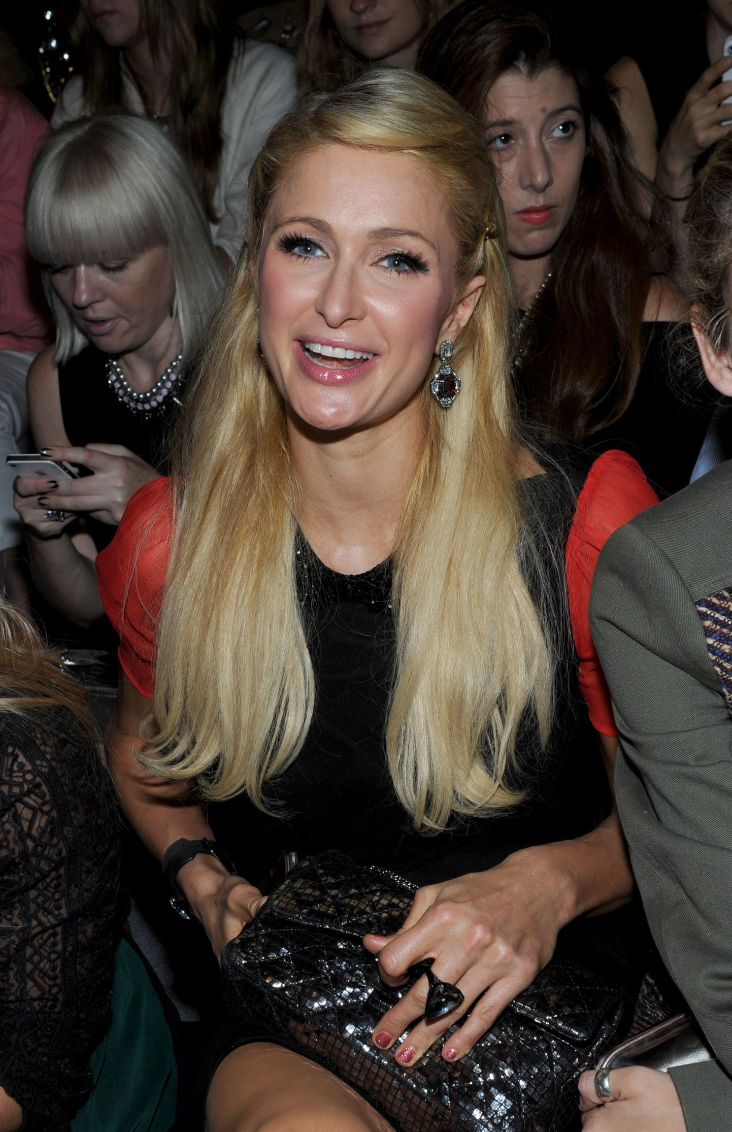 Paris Hilton imetles New Yorgis peetud moe-etendusel  moelooja Charlotte Ronsoni 2013. aasta kevadkollektsiooni.