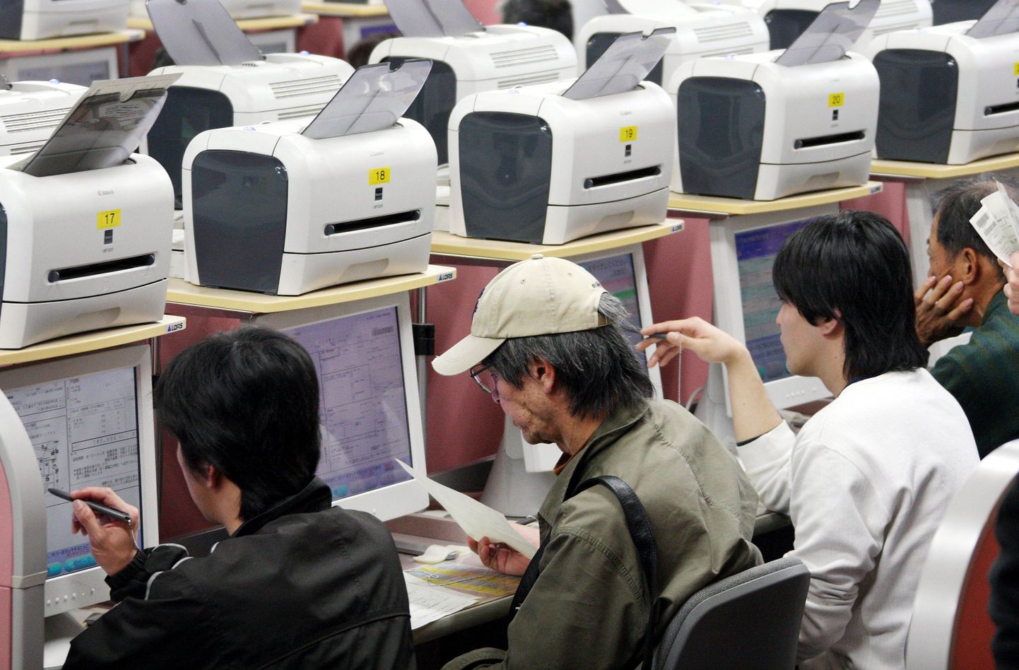 Jaapanlased otsivad teavet tööpakkumiste kohta Tokyos asuvast tööturuametist.