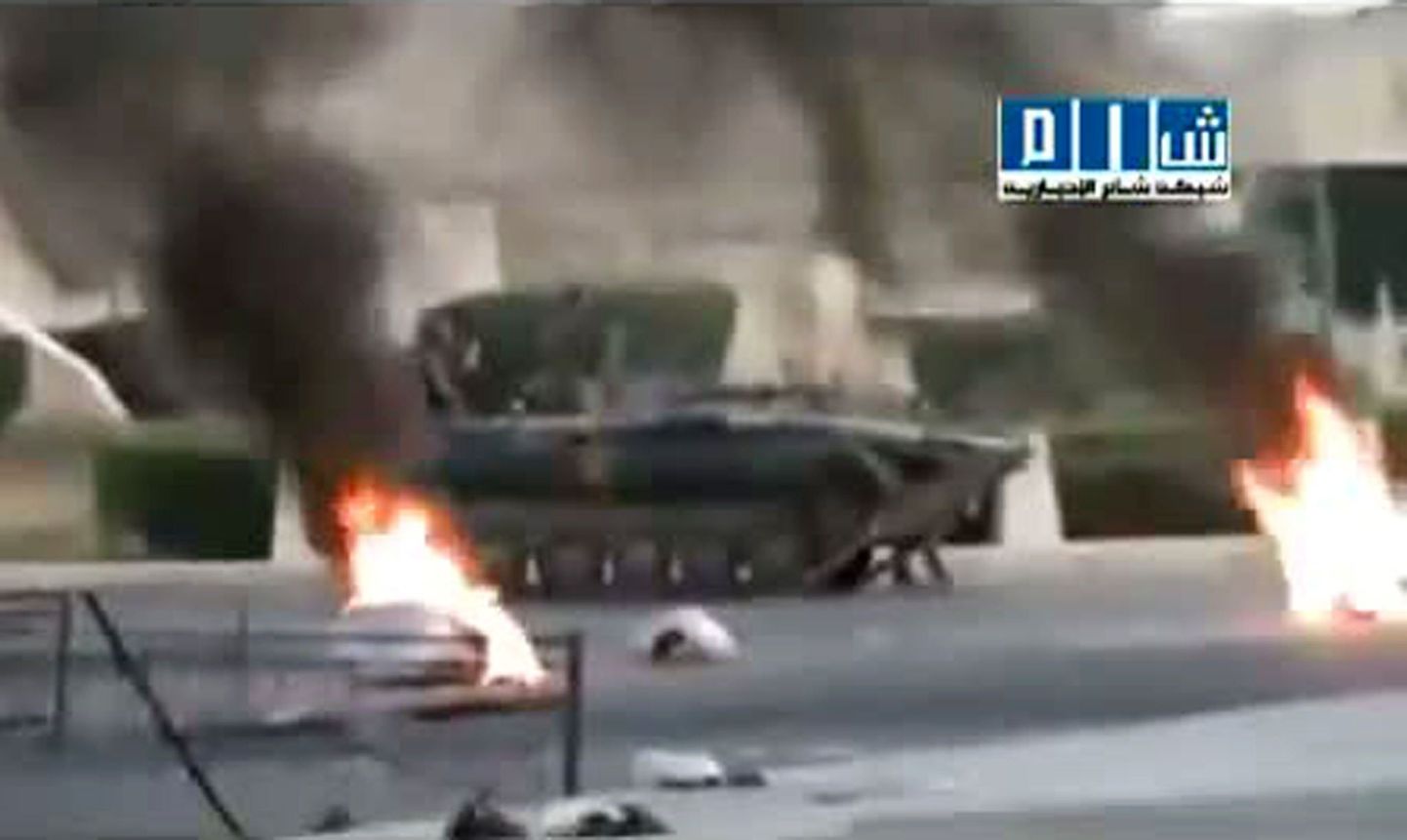 Süüria sõjaväe tank eile Hama linnas rahvarahutusi maha surumas.