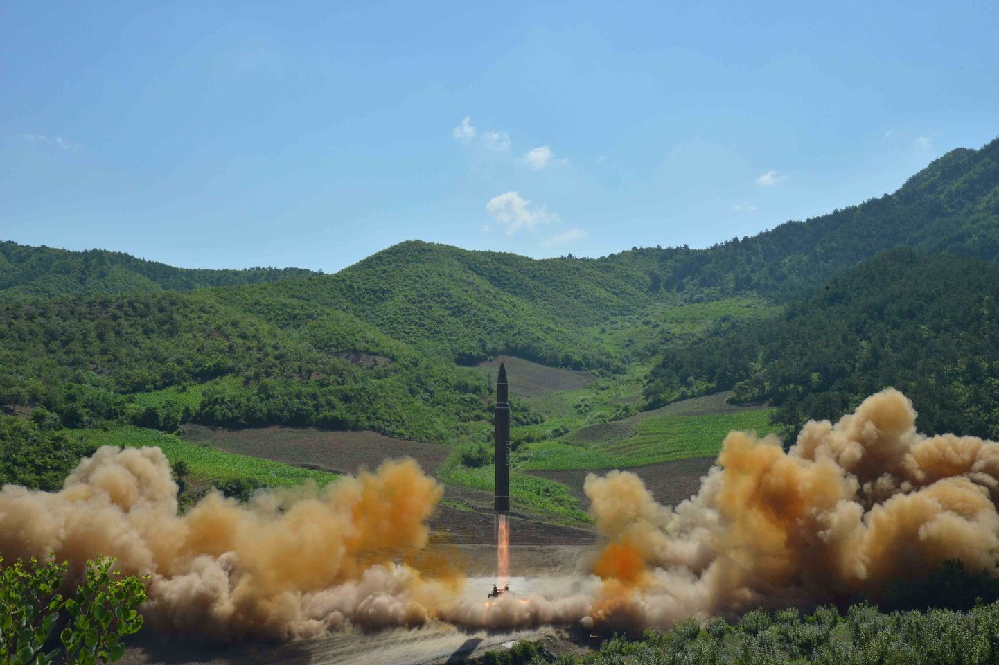 Põhja-Korea uudisteagentuuri KCNA edastatud foto raketi Hwasong-14 katsetusest.