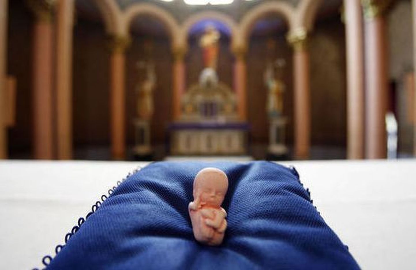 Üheksa-aastasele tüdrukule abordi teinud arstid visati kirikust välja. Fotol kolmekuust loodet kujutav nukk Nossa Senhora da Pazi kirikus. Katoliku kirik on abordi vastu