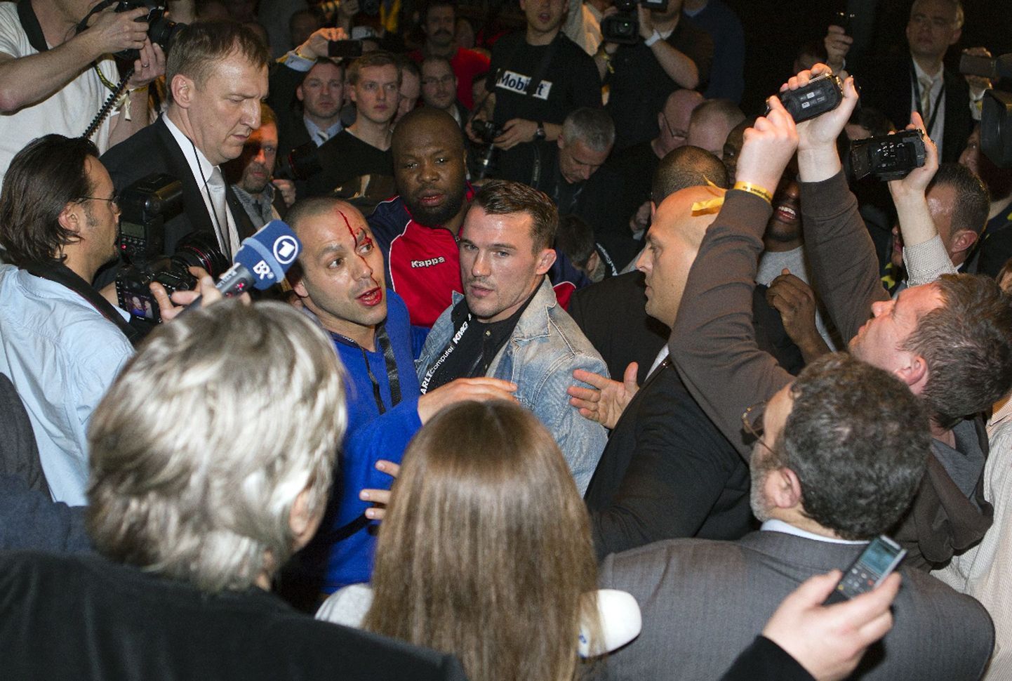 Менеджер Хэя Адам Бут (в синем) пострадал, разнимая боксеров.