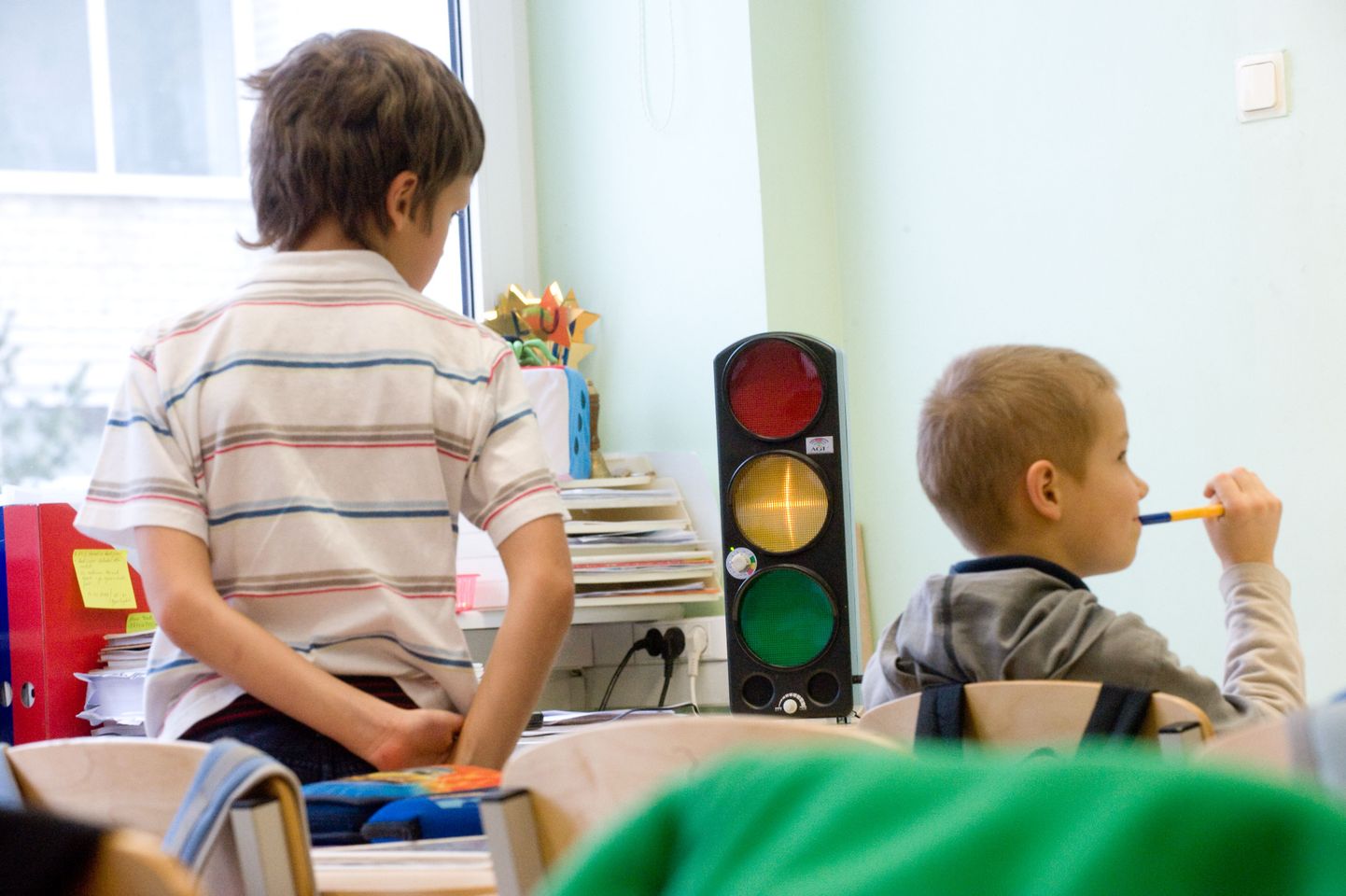 Liigsest lärmist tervisehädad võivad kimbutada ka õpetajaid. Pildil on müradetektoriga valgusfoor.