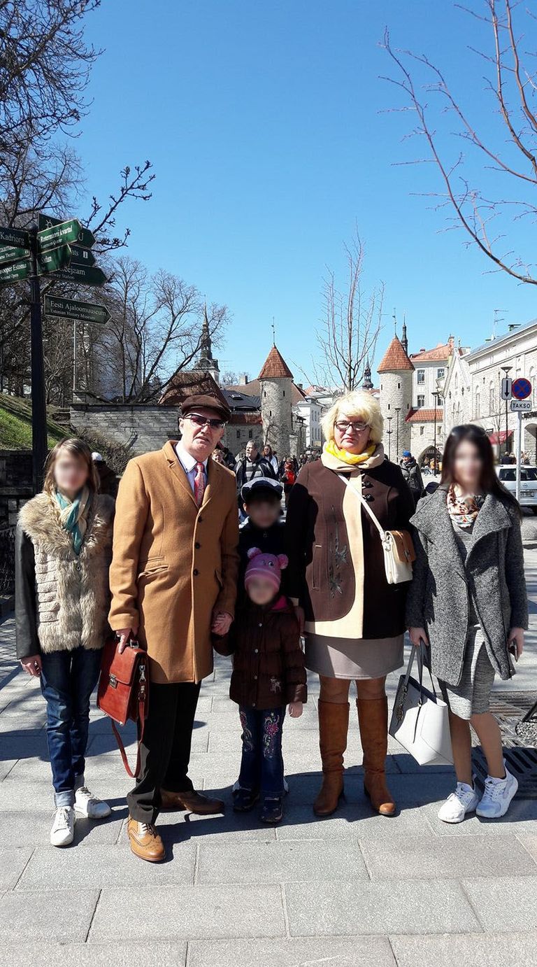 Александр Ковалев и его супруга Анна с детьми.