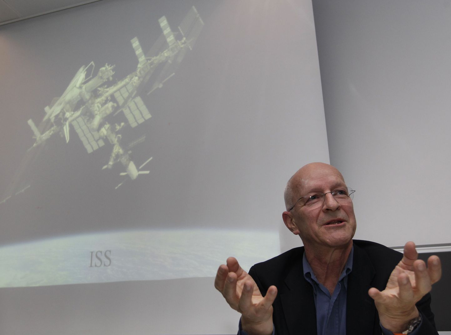 Šveitsi kosmosekeskuse teadlane Claude Nicollier jagamas infot projekti CleanSpace One kohta