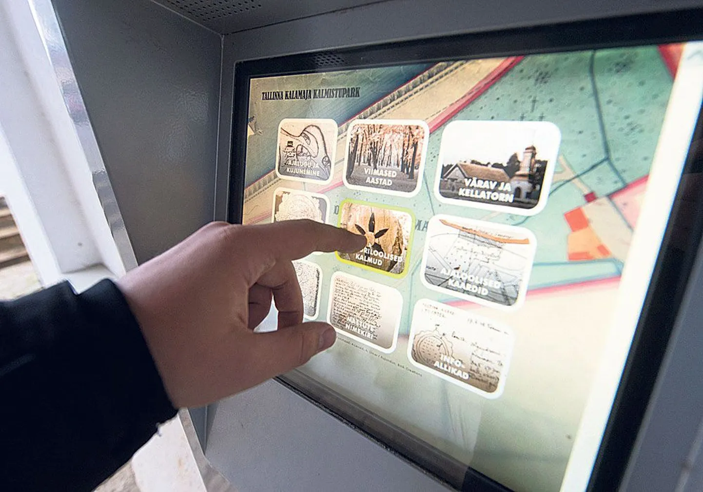 Установленное в мемориальном парке Каламая информационное сенсорное табло пользуется большой популярностью у посетителей этого парка.