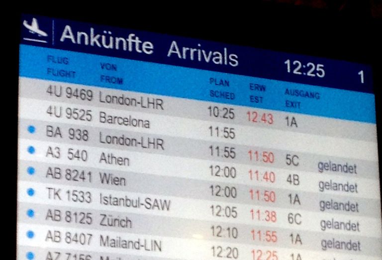 Tabloo Düsseldorfi lennujaamas, millel on kirjas ka lend 4U9525, mis pärale ei jõudnud. Foto: Scanpix