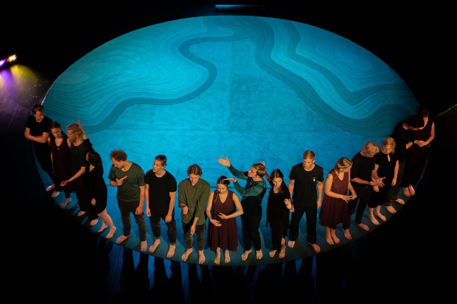 Ugala teatri suures saalis etendub William Shakespeare’i «Suveöö unenägu», mille tõi lavale Lembit Peterson koos lavakunstikooli 30. lennu tudengitega.