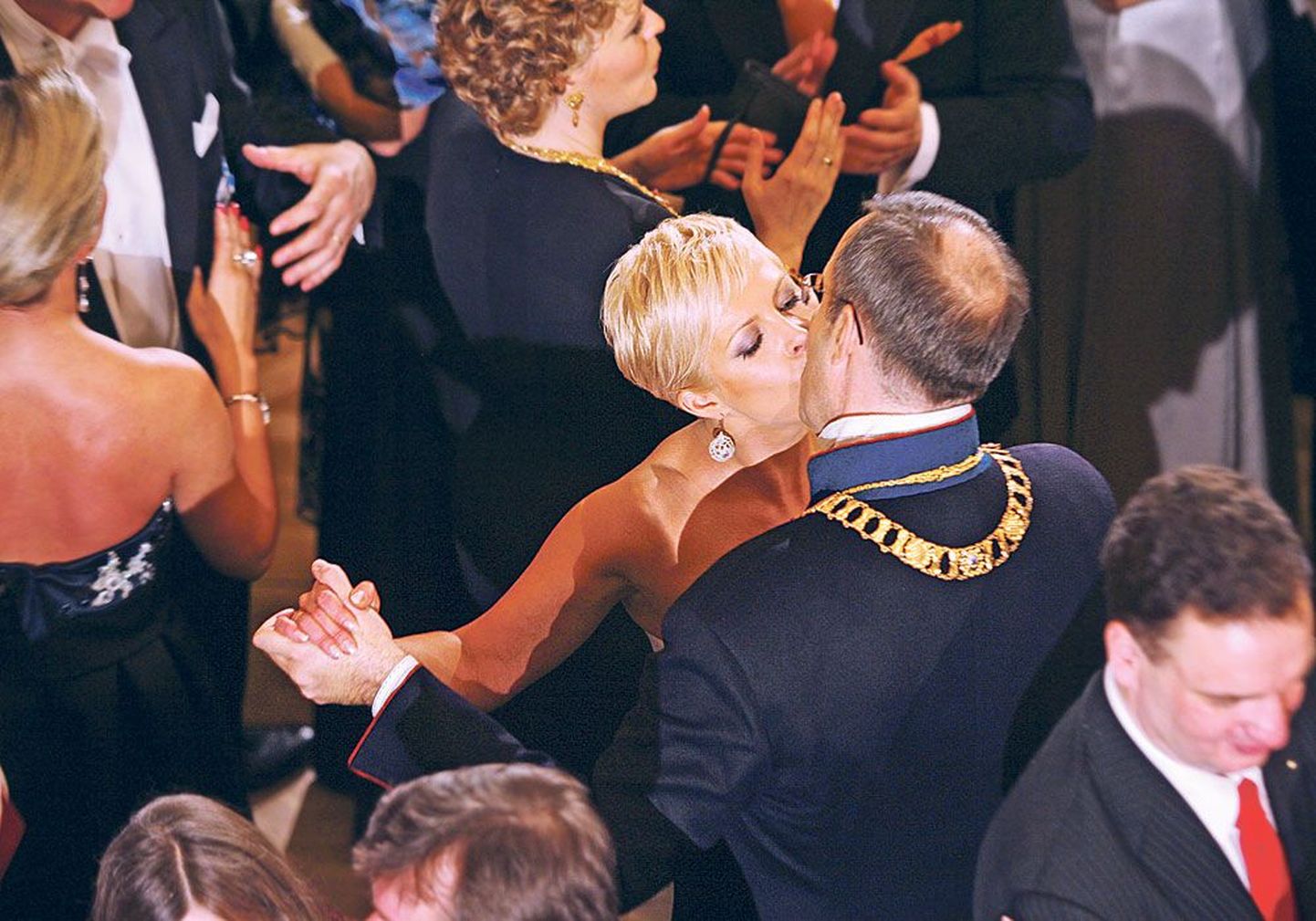 Момент нежности. На приеме по случаю годовщины Эстонской Республики в 2008 году Эвелин и Томас Хендрик Ильвесы, не стеснясь, целовались во время танца.