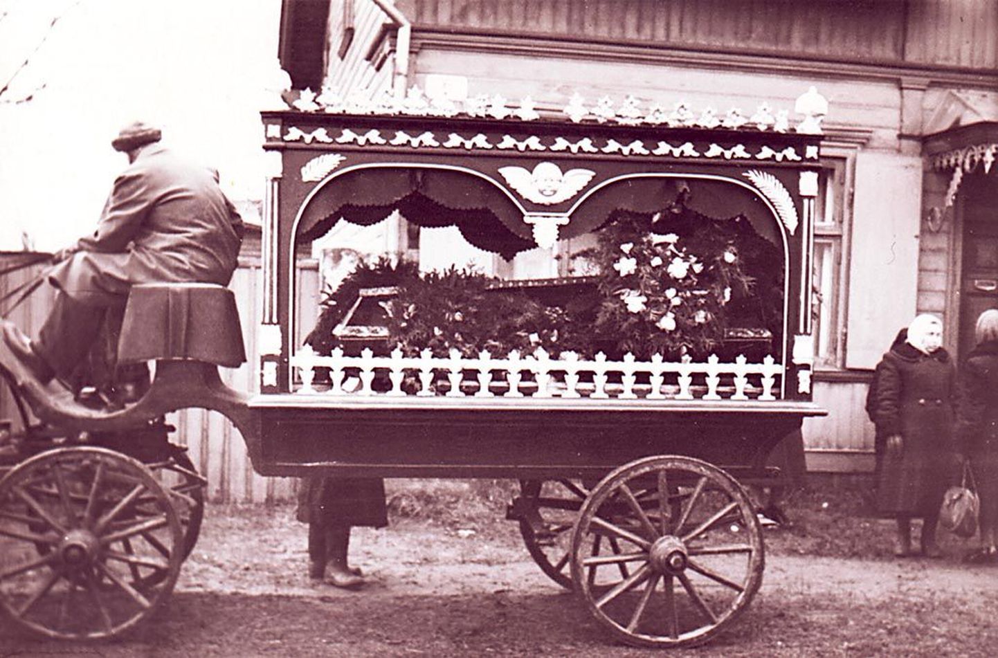1930ndail tehtud fotol on sellal Pärnus kasutusel olnud matusevanker. Iga lihtinimene seda oma lähedase kalmistule sõidutamiseks tellida ei jõudnud, vanker oli rohkem härrasrahva tarvis. Vaesem inimene sai surnuaiale kätel kantud.