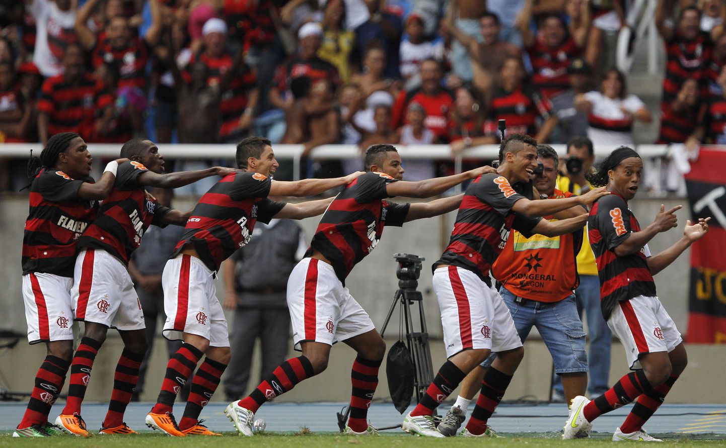 Ronaldinho (paremal) koos meeskonnakaaslastega väravat tähistamas.