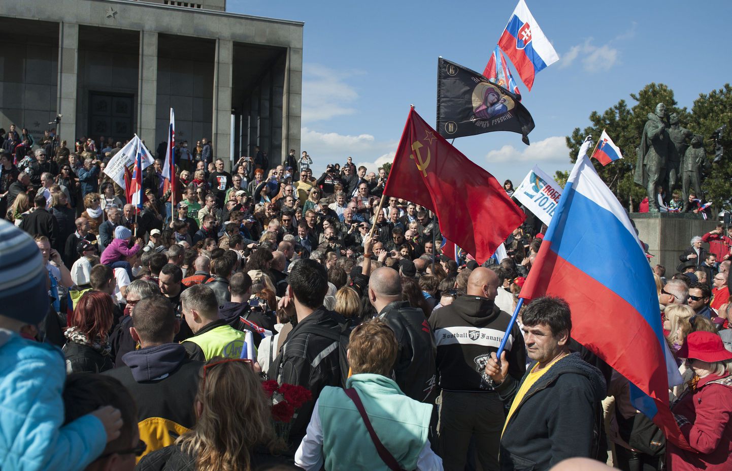 Kremlile lähedalseisva Vene mootorratturite klubi Ööhundid liikmed tegid 2015. aastal teel Berliini peatuse ka Bratislavas asuva punaarmeelase monumendi juures, kus lehvisid kõrvuti nii Vene, Slovakkia kui ka NSVLi lipud.