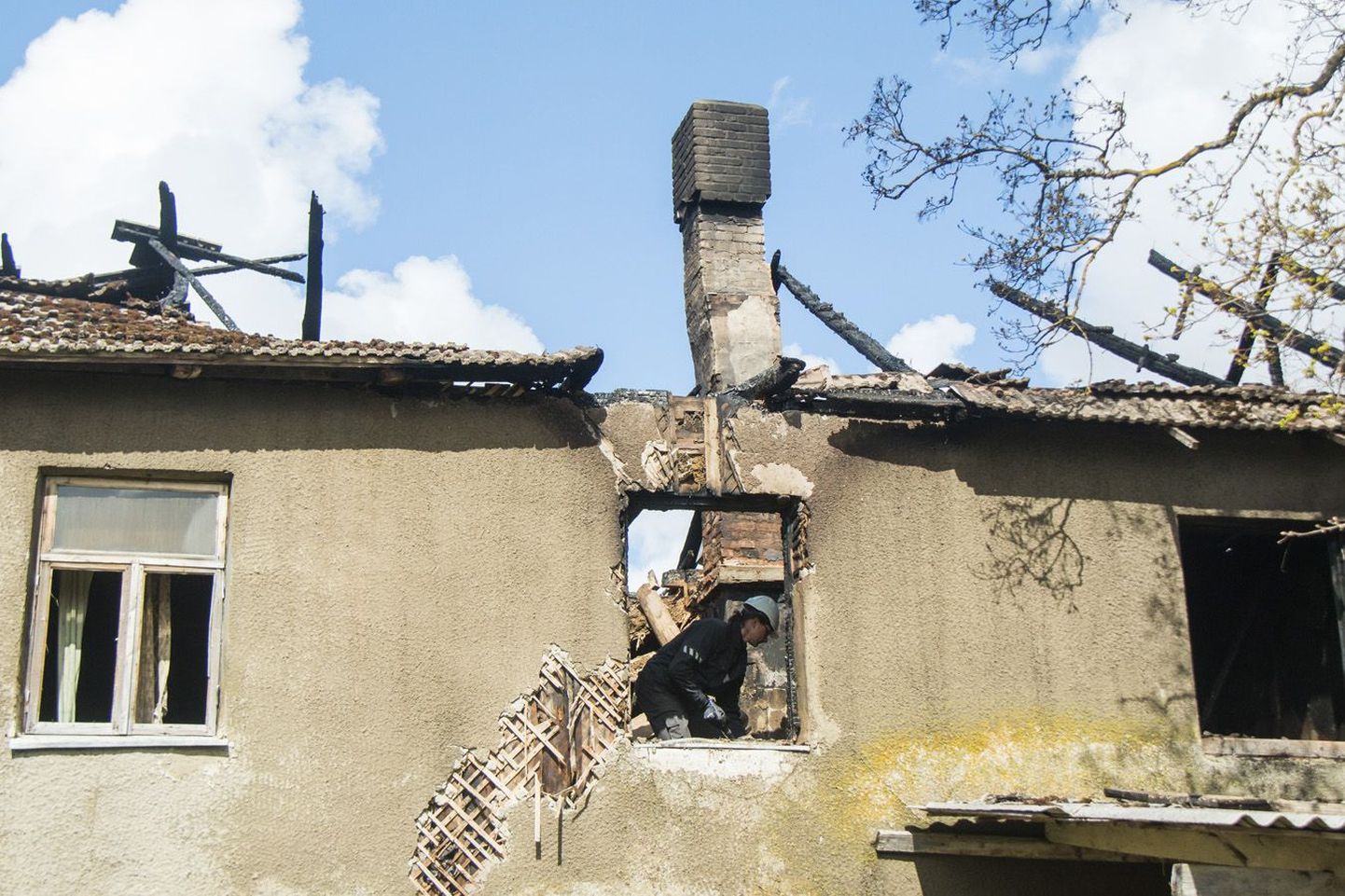 Eile lõunal püüdis päästeteenistuse spetsialist tuvastada maja  ahervaremetes põlengu tekkepõhjust.