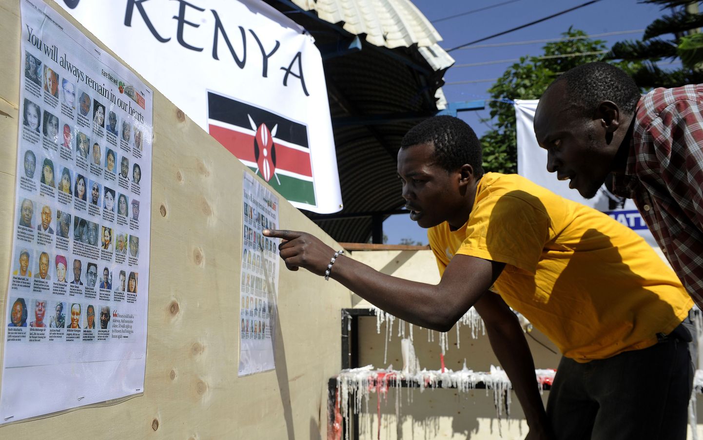 Mees uurib Nairobi Westgate'i ostukeskuse ohvrite pilte. Keenia politsei on võtnud kinni 9 inimest, keda kahtlustatakse seotuses veretööga.