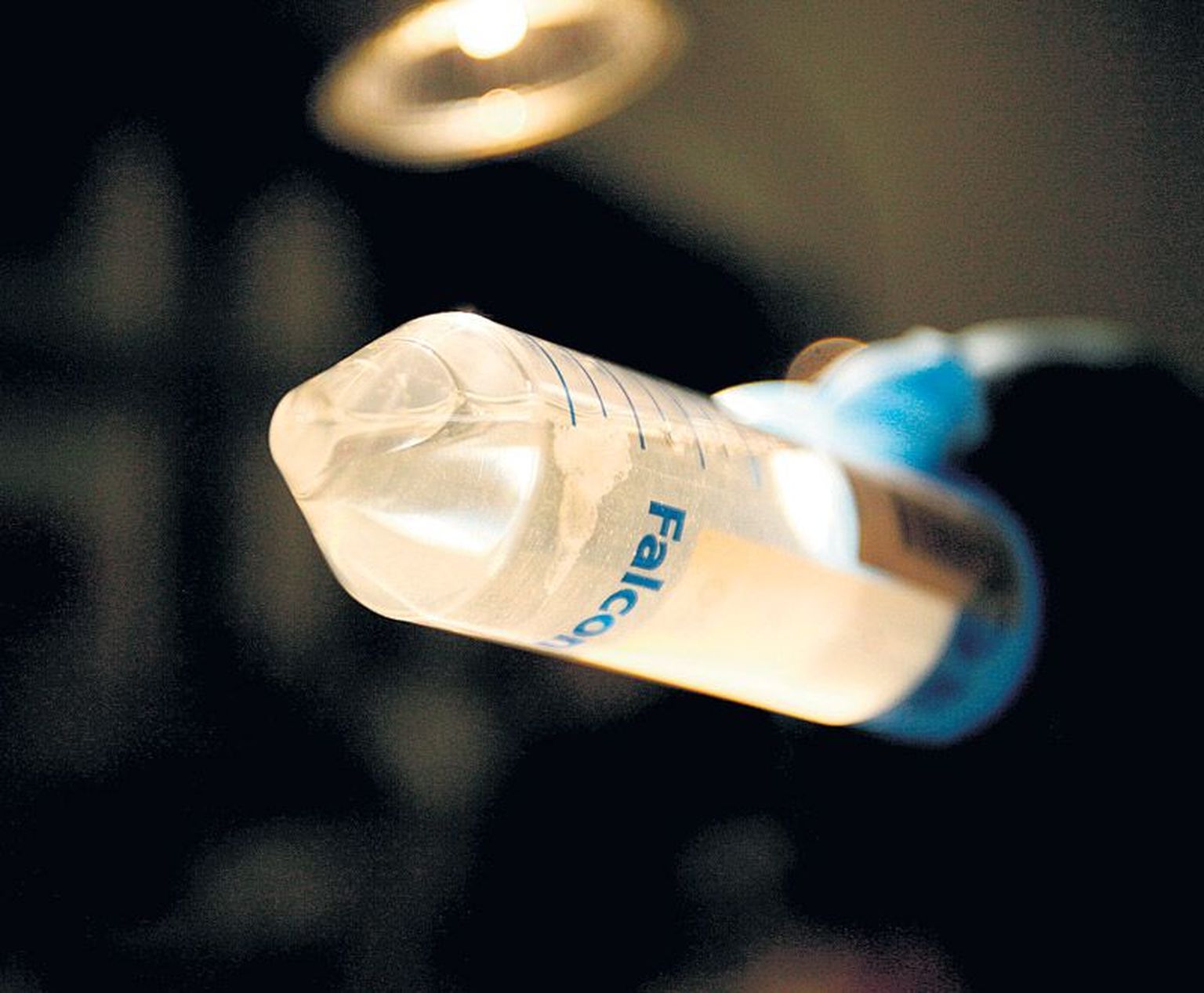 Iga geenidoonor annab veenist umbes 50 milliliitrit verd, millest eraldatakse DNA. Pärilikkusaine DNA on lahuses silmaga nähtav – too väike klombike seal katseklaasis. Iga DNA molekul koosneb aga kahest pikast ahelast, mida ühendavad vesiniksidemed ja mis on teineteise ümber keerdunud. Geen on sellest molekulist väike osa.