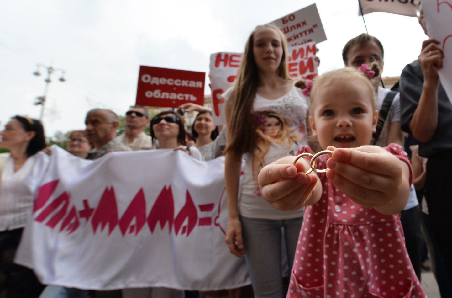 Väike tüdruk hoiab homoseksuaalide vastasel meeleavaldusel Ukraina parlamendihoone ees käes oma vanemate abielusõrmuseid.