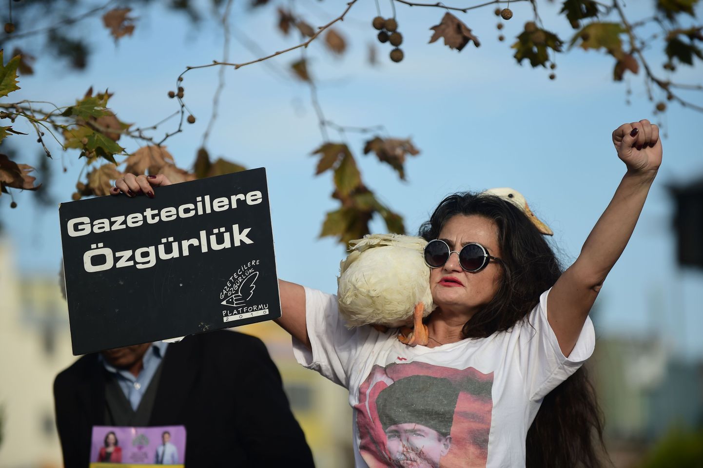 20. novembril Istanbulis peetud meeleavaldusel ajakirjanike vabastamist nõudnud meeleavaldaja.