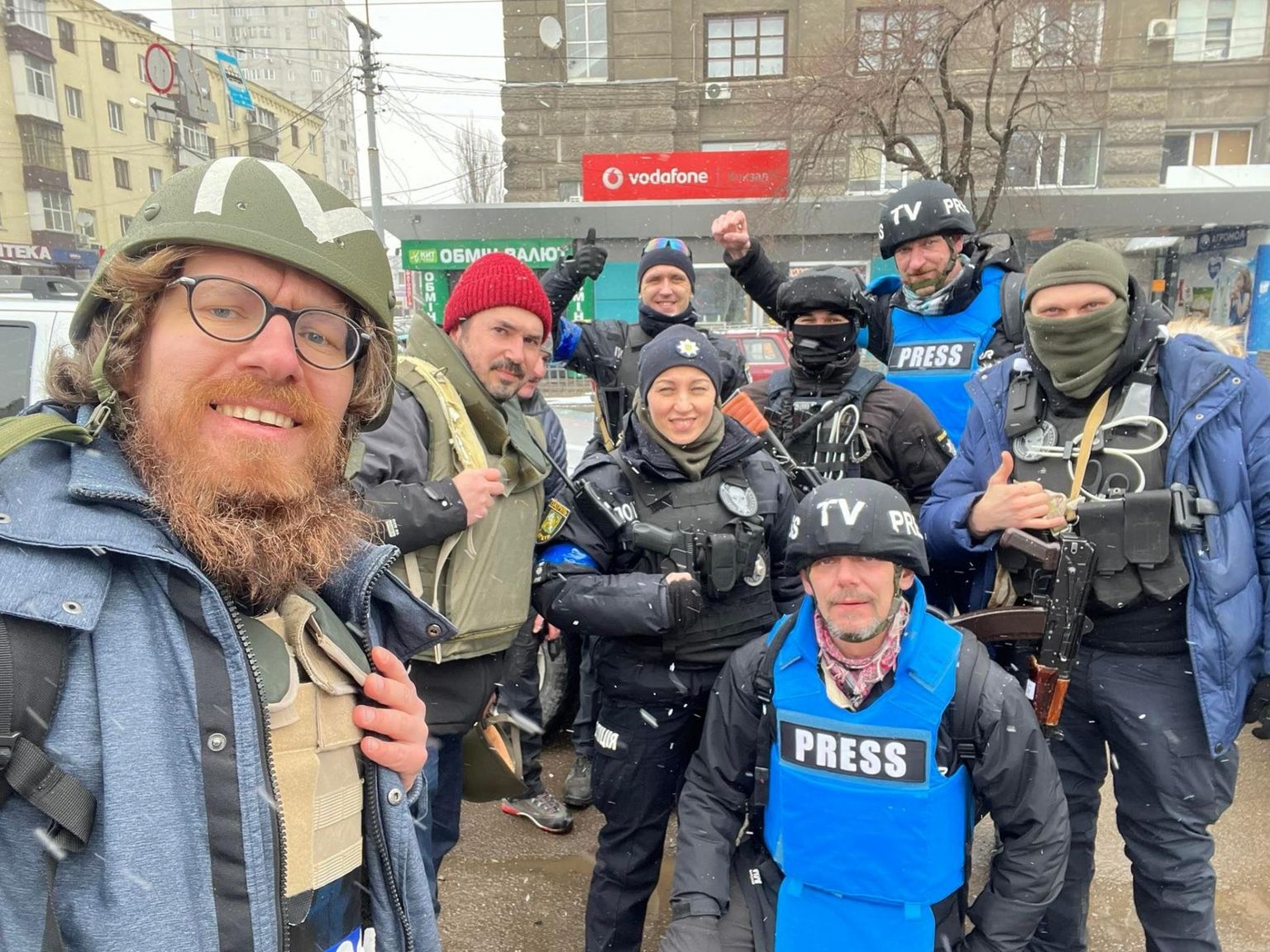 Eesti ajakirjanikud ja neid turvanud Ukraina politseinikud, vasakult esimene Dmitri Kotjuh.