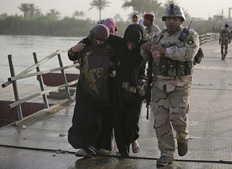 Sõdurid aitavad Bagdadi lähistel põgenikke.                                                         Foto: Scanpix
