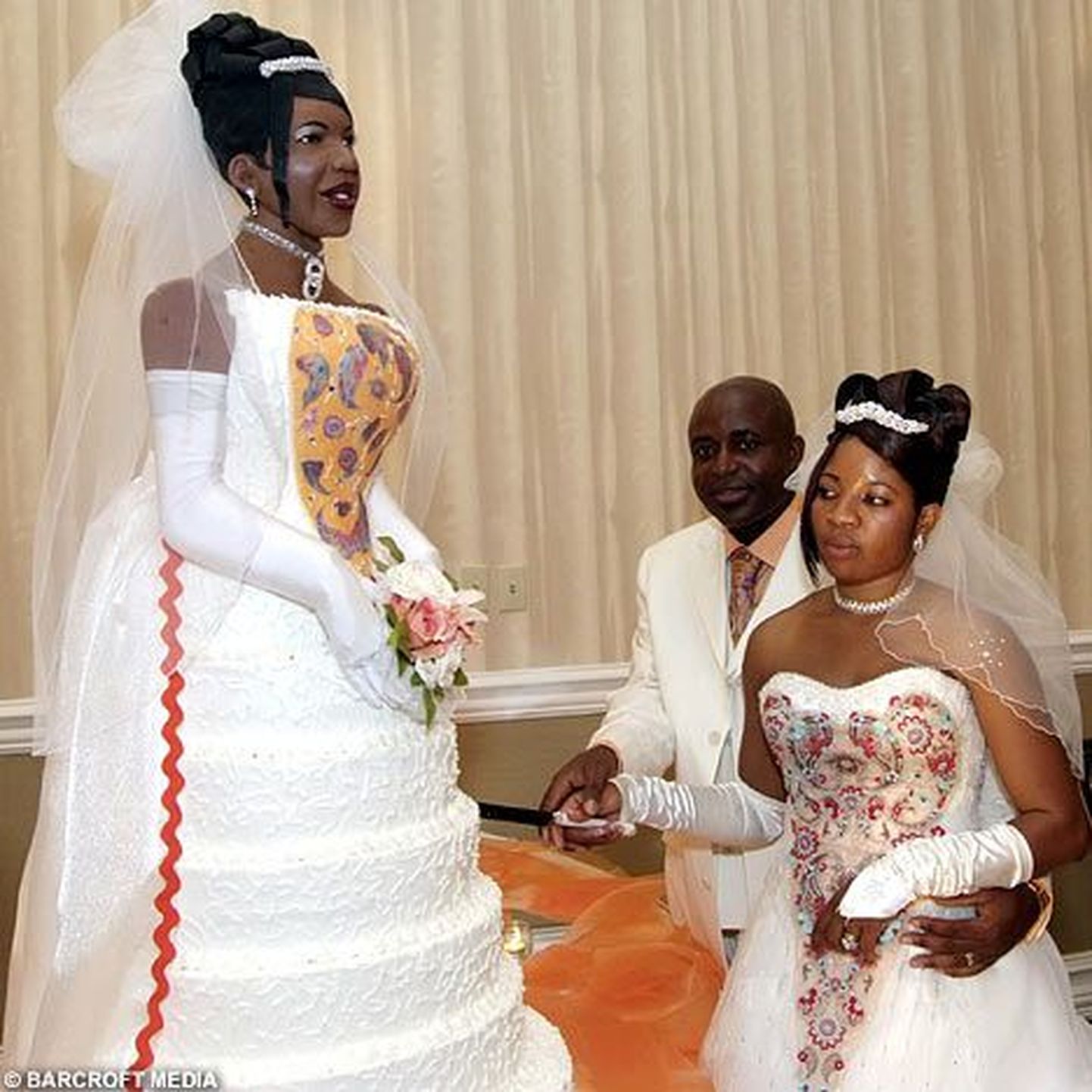 Chidi ja Innocent Ogbuta kümnendal pulma-aastapäeval naisekujulist torti lõikamas