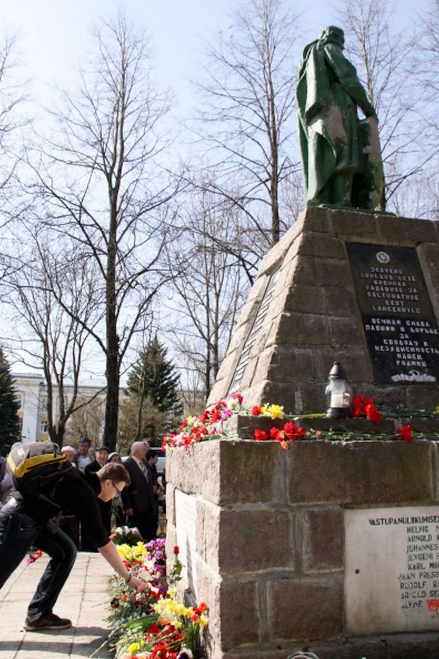 Именно у этого памятника добрая половина Кохтла-Ярве собирается в День Победы.