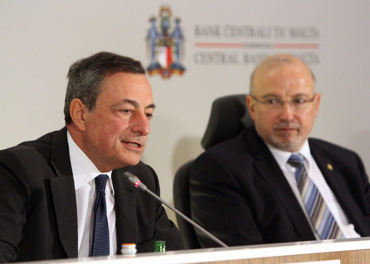 Euroopa Keskpanga president Mario Draghi (vasakul) neljapäeval toimunud pressikonverentsil, kus ta vihjas, et järgnmisel koosoleku arutatakse uusi meetmeid rahapoliitika lõdvendamiseks.