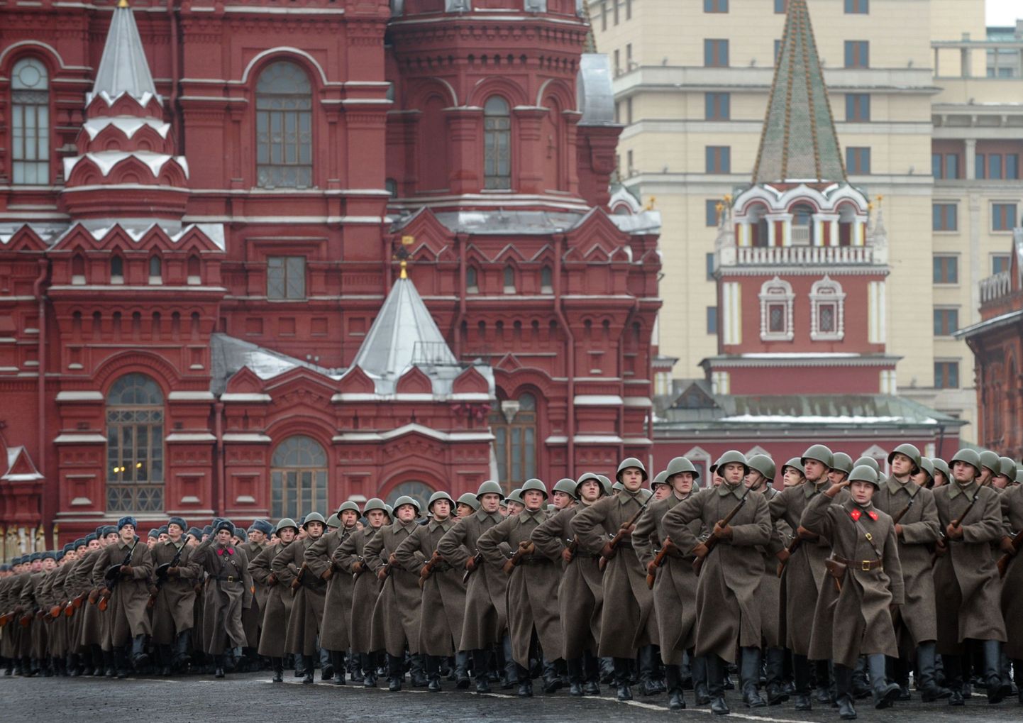 Sõdurid Teise maailmasõja aegsetes riietes täna Punasel väljakul.