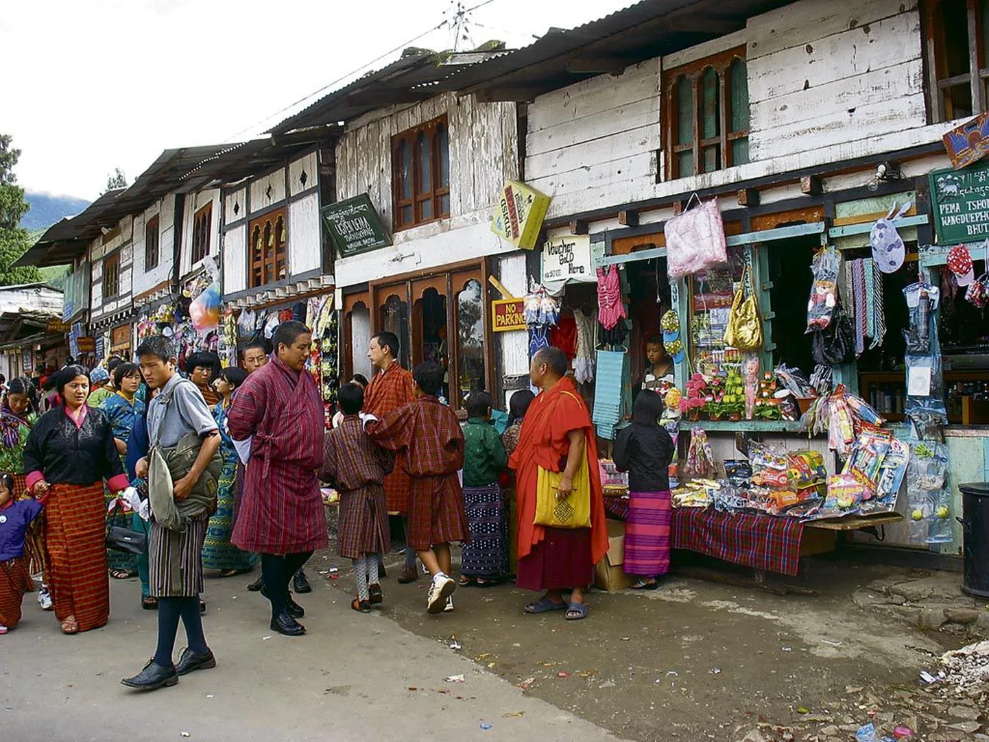 Peatänav Bhutani väikelinnas - turuga võrreldav kauplemissumin ja rahvuslikes riietes ostjad.