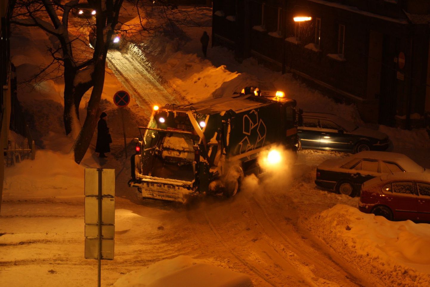 Prügiveoauto jäi Kaupmehe tänaval lumme kinni.