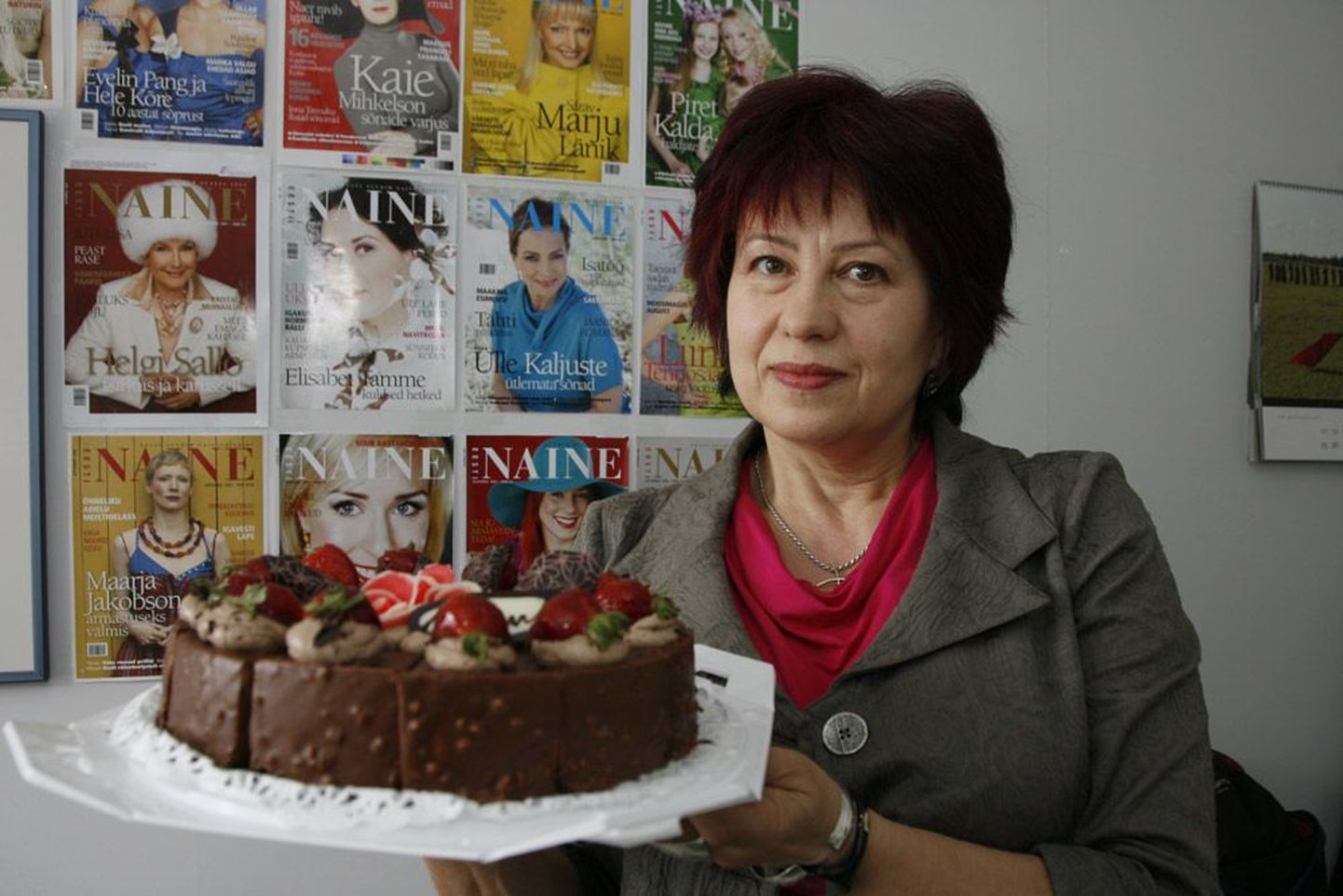 Kodukirja toimetus üllatas Aita Kivi Eesti Naise juubeli puhul suure šokolaadi-maasikatordiga.