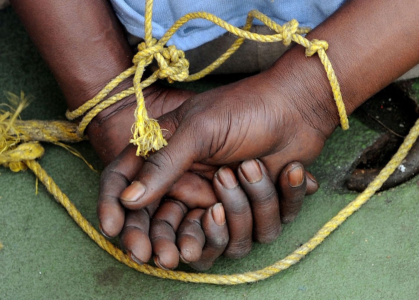 Kinni seotud kätega Somaalia piraat