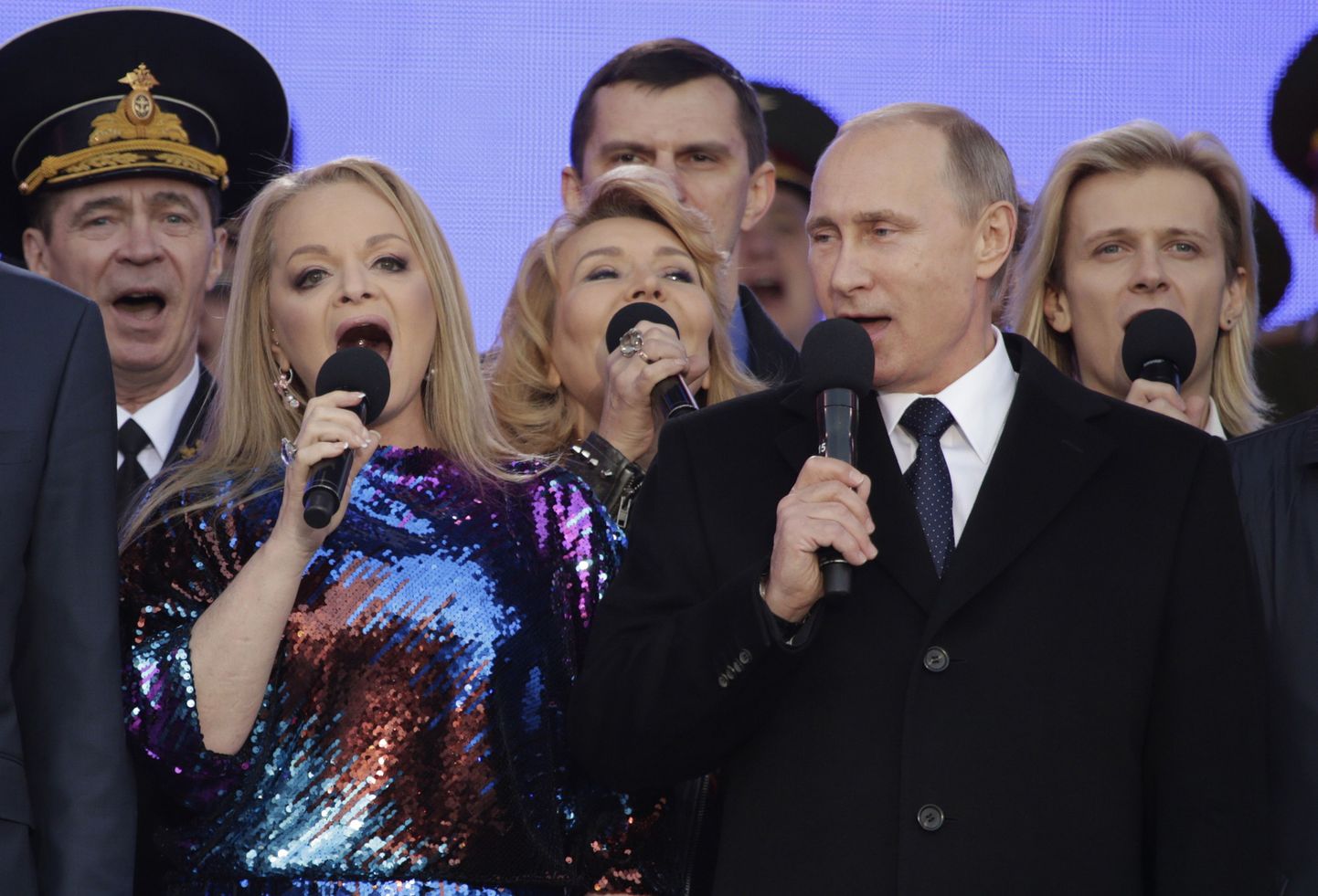 Vladimir Putin laulmas