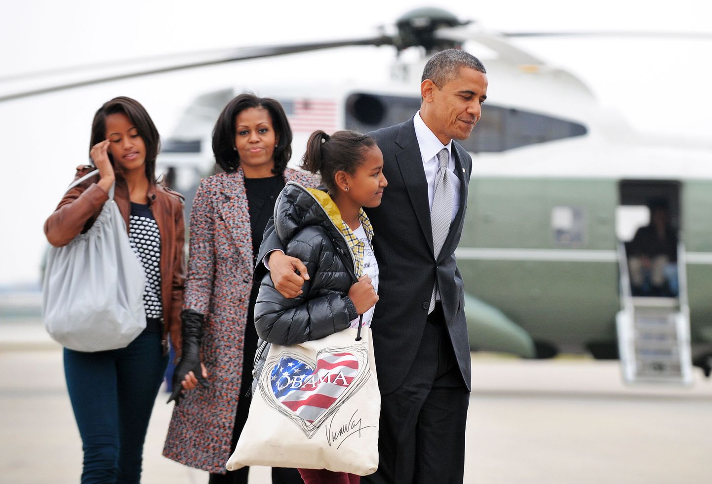USA presidendivalimistel võidutsenud  Barack Obama koos abikaasa Michelle'i ning tütarde Malia (vasakul) ja Shasaga.