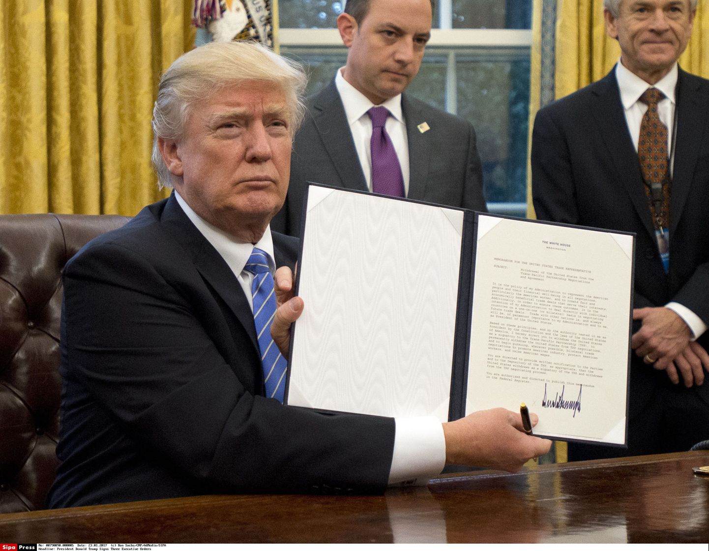 USA president Donald Trump allkirjastas eile kolm täitevkorraldust - USA lahkumise Vaikse ookeani partnerlusleppest (TPP), föderaaltöötajate palkamise külmutamise ning sammud välisriikide vabaühenduste vastu, mis toetavad aborte.