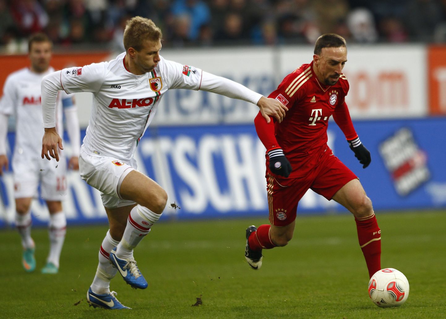 Ragnar Klavan (vasakul) võidujooksus Müncheni Bayerni tähe Franck Riberyga.