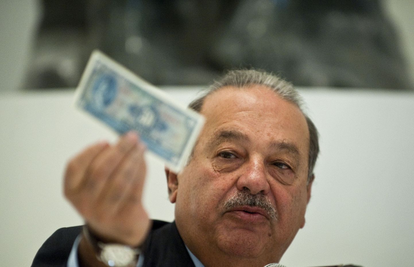 Hetkel hoiab maailma rikkaima inimese tiitlit enda käes Mehhiko telemagnaat Carlos Slim.