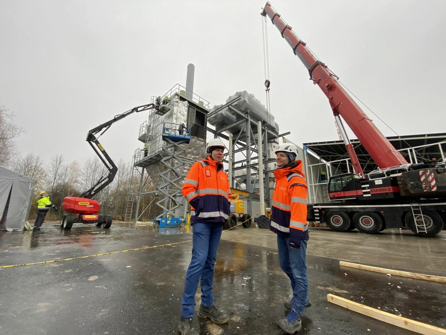 Adven Eesti projektide direktori Priit Tiidu (vasakul) ja projektijuht Raimo Rebo selgitusel töötab uut piimatööstust auruga varustav katlamaja hakkpuidul, kuid tarnekindluse tagamiseks paigaldatakse ka katlad, mis võimaldavad kütta LNG ja õliga.