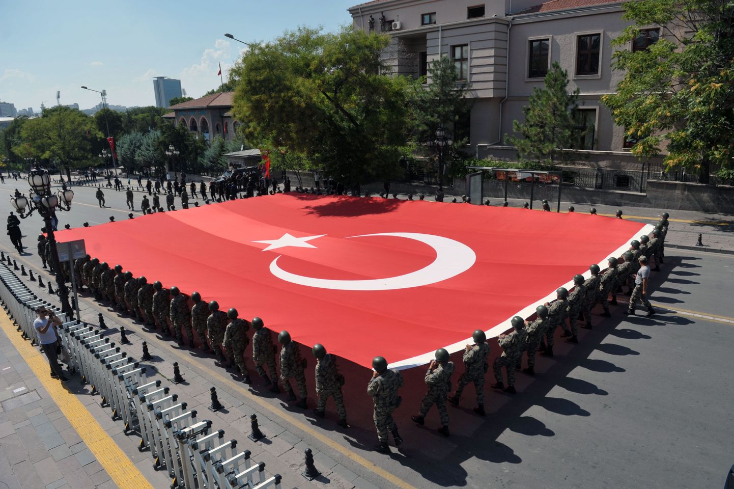 Türgi sõdurid rahvuslipuga paraadil.