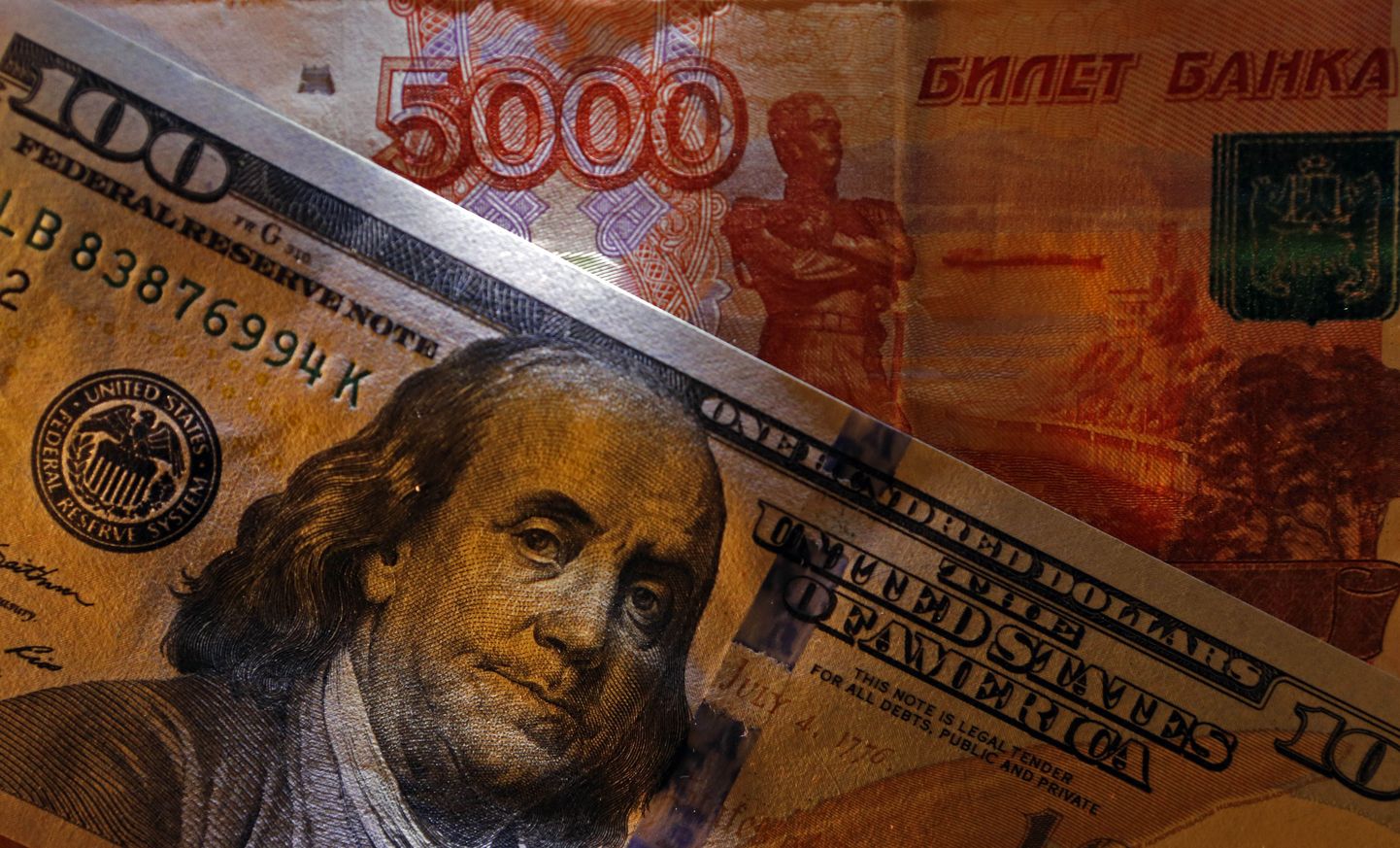Рубль и доллар.