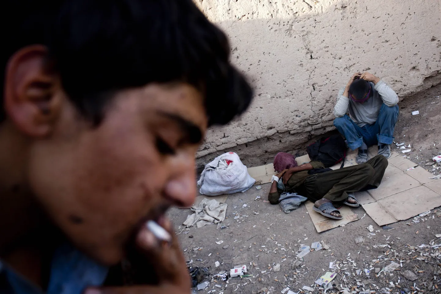 Afganistani narkosõltlased Herati linnas heroiini suitsetamas.