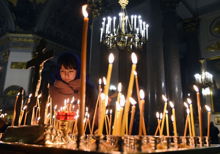 Peterburis Kaasani katedraalis süüdati ohvrite mälestuseks täna küünlaid.