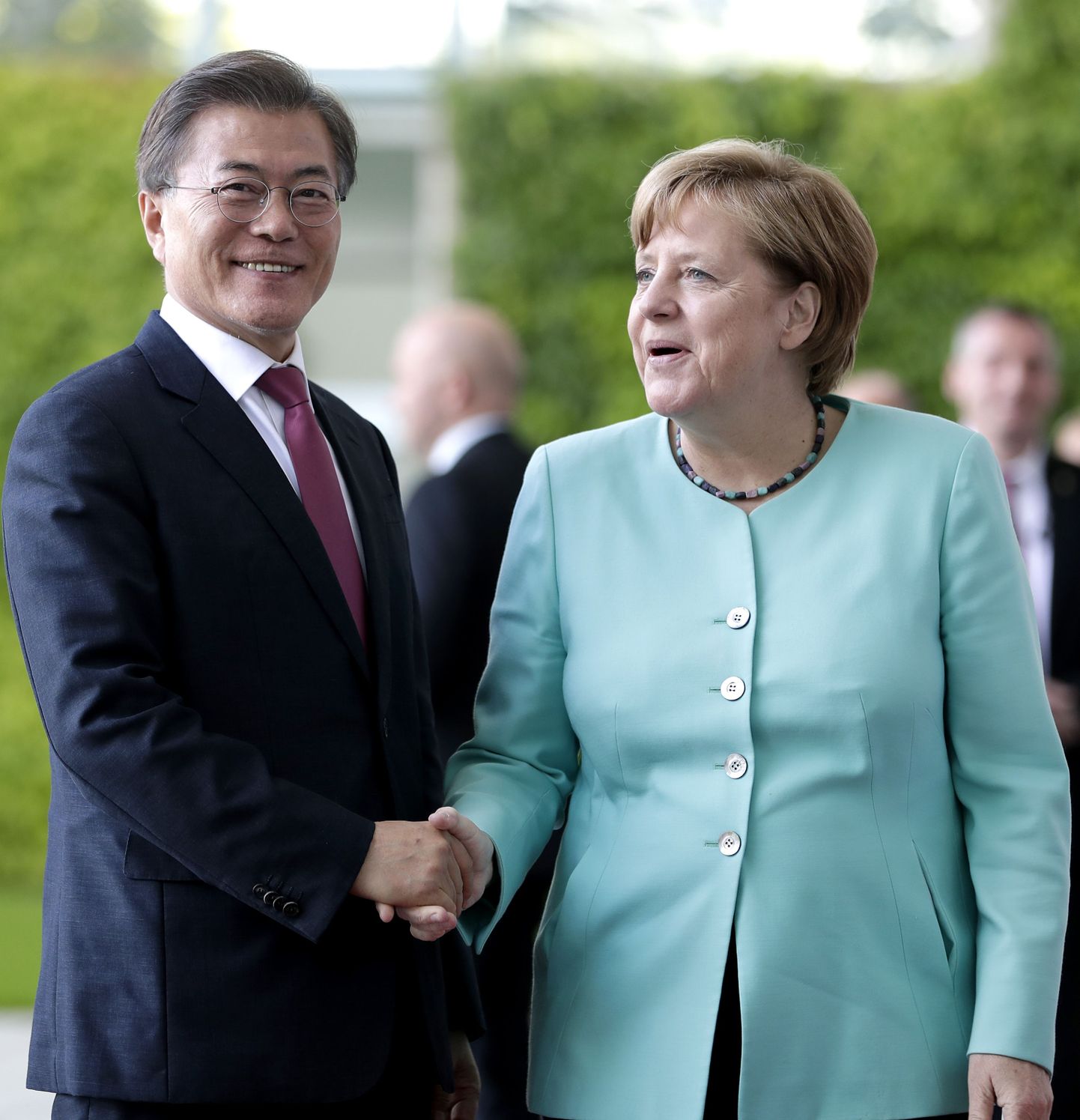 Saksamaa kantsler Angela Merkel tervitamas Lõuna-Korea president Moon Jae-in'i.