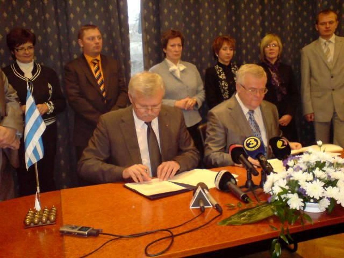 Sotside juht Jüri Pihl ja Keskerakonna liider Edgar Savisaar koalitsioonilepet allkirjastamas.