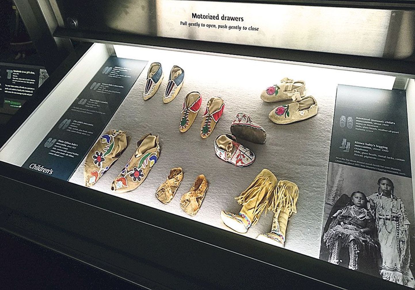 В Национальном музее американских индейцев Смитсоновского института можно увидеть и артефакты под стеклом, как в традиционных музеях, и получить информацию благодаря современным интерактивным решениям.