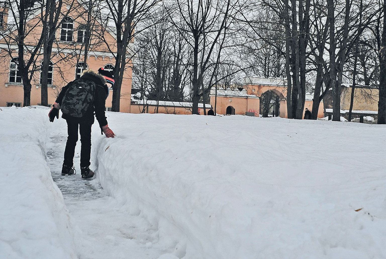 Ehkki sulailm on vallide kõrgust tunduvalt kahandanud, võib labidatööd siiamaani imetleda. Selge on see, et nii labürindi kaevamise kui ka selle läbimisega nähti suurt vaeva.