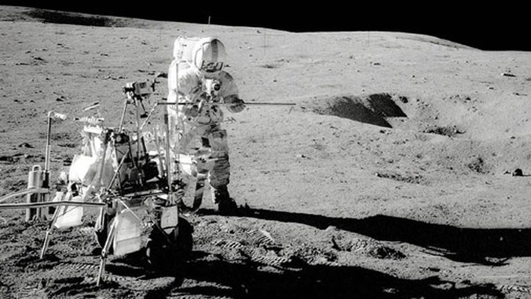 Apollo 14 kapteinis Alans Šeperds uz Mēness